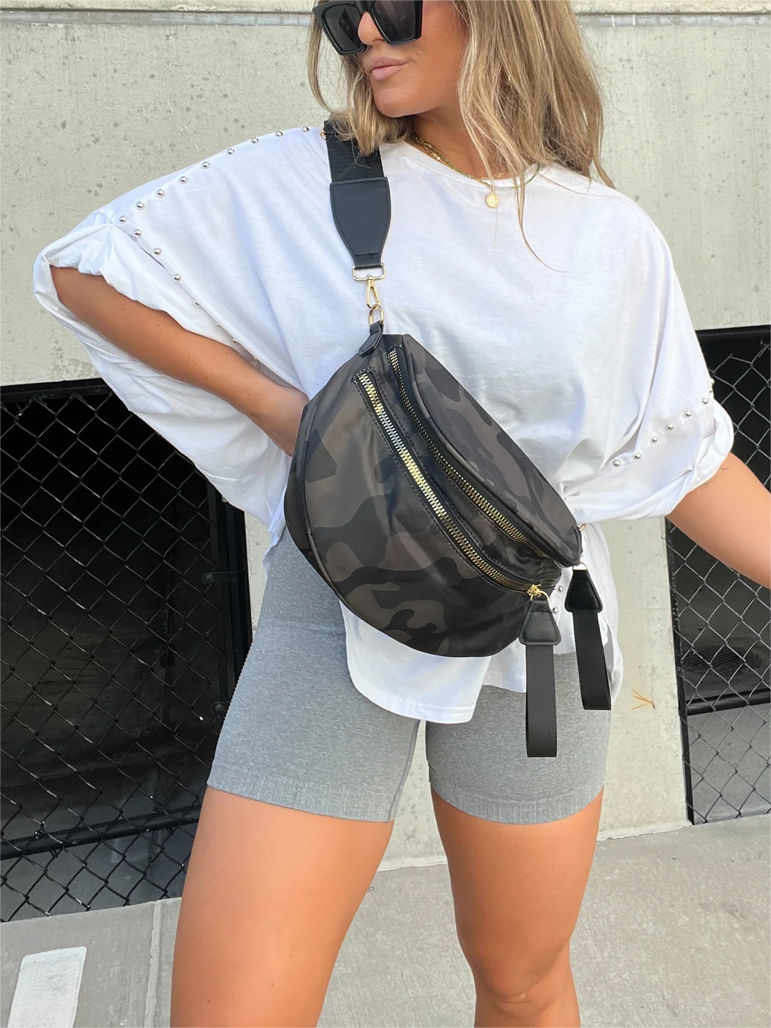 Kurzarm-Oversize-Oberteil mit Washed-Look, Rollärmeln und Nieten (Kaufe 2 und erhalte kostenlosen Versand)