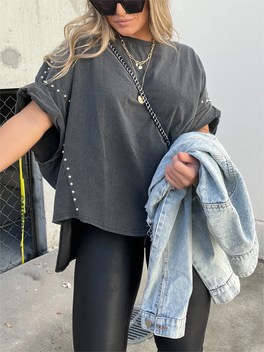 Kurzarm-Oversize-Oberteil mit Washed-Look, Rollärmeln und Nieten (Kaufe 2 und erhalte kostenlosen Versand)