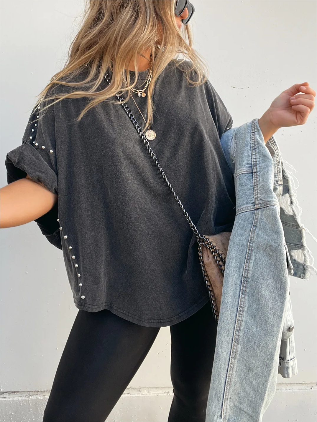 Kurzarm-Oversize-Oberteil mit Washed-Look, Rollärmeln und Nieten (Kaufe 2 und erhalte kostenlosen Versand)