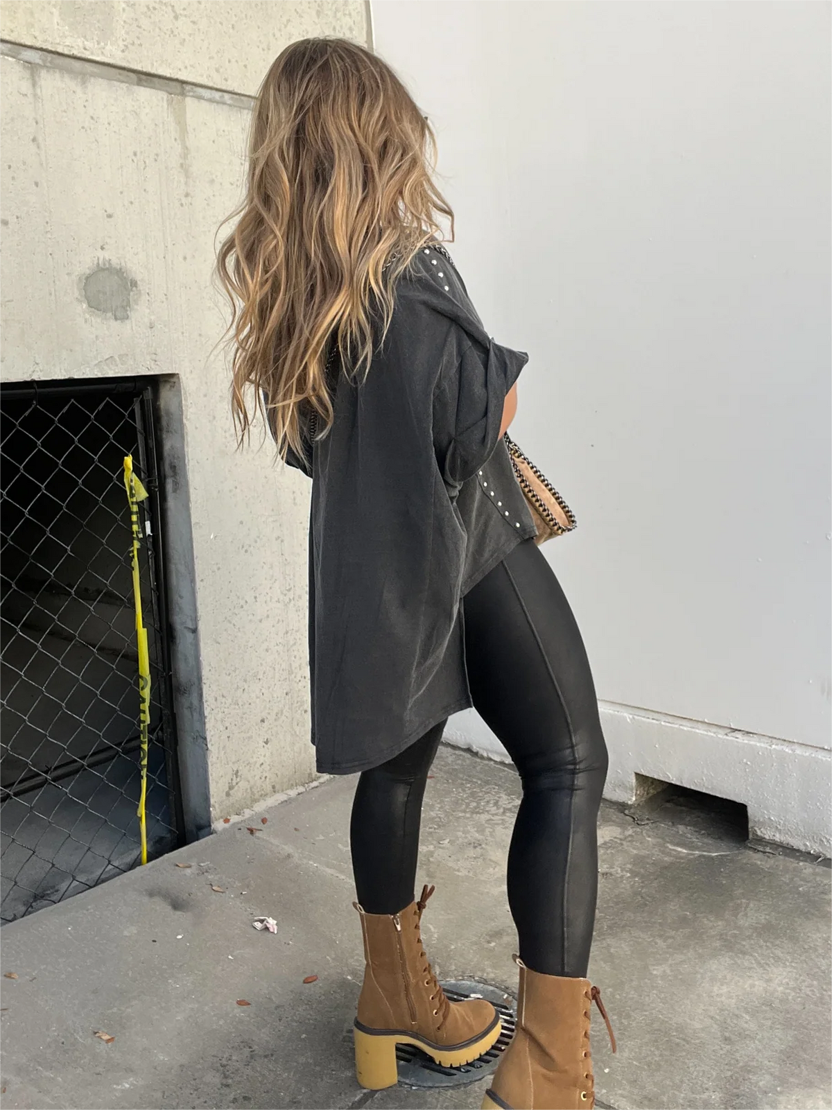 Kurzarm-Oversize-Oberteil mit Washed-Look, Rollärmeln und Nieten (Kaufe 2 und erhalte kostenlosen Versand)