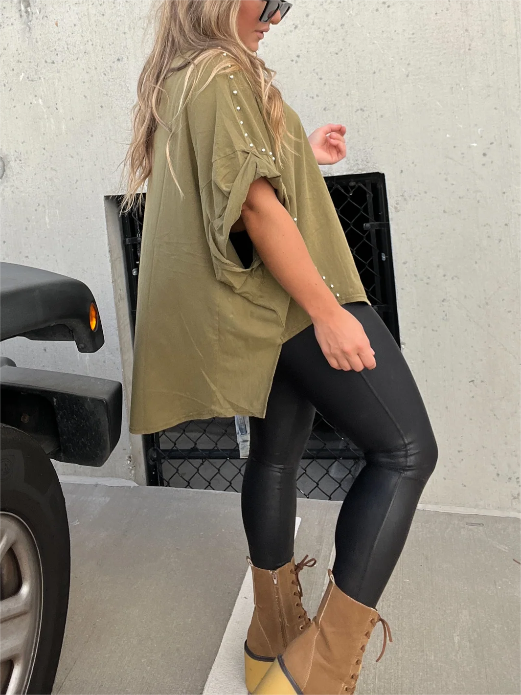 Kurzarm-Oversize-Oberteil mit Washed-Look, Rollärmeln und Nieten (Kaufe 2 und erhalte kostenlosen Versand)