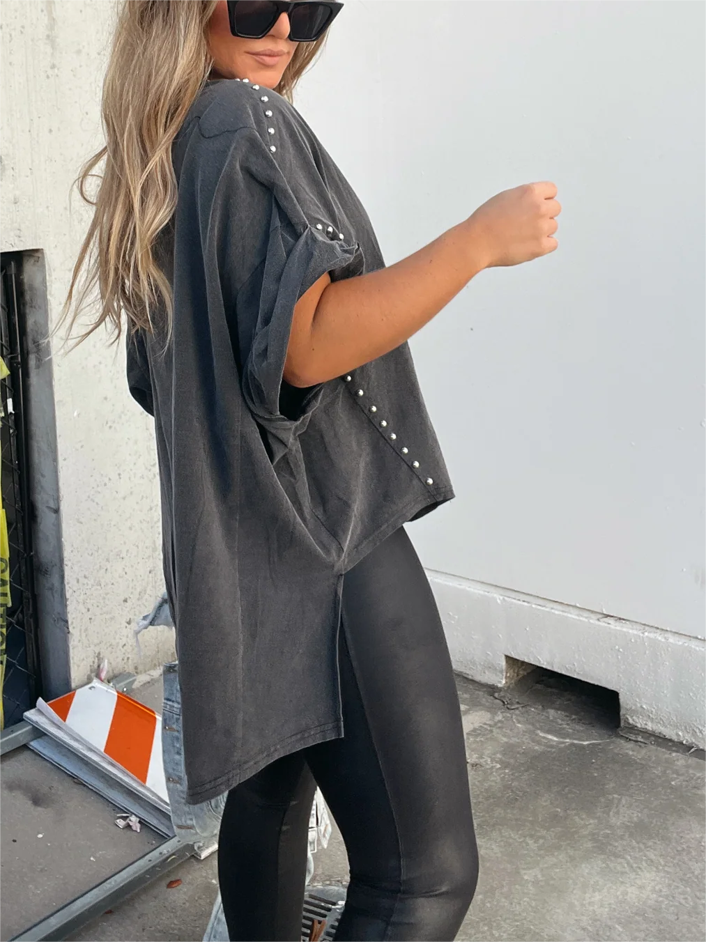 Kurzarm-Oversize-Oberteil mit Washed-Look, Rollärmeln und Nieten (Kaufe 2 und erhalte kostenlosen Versand)